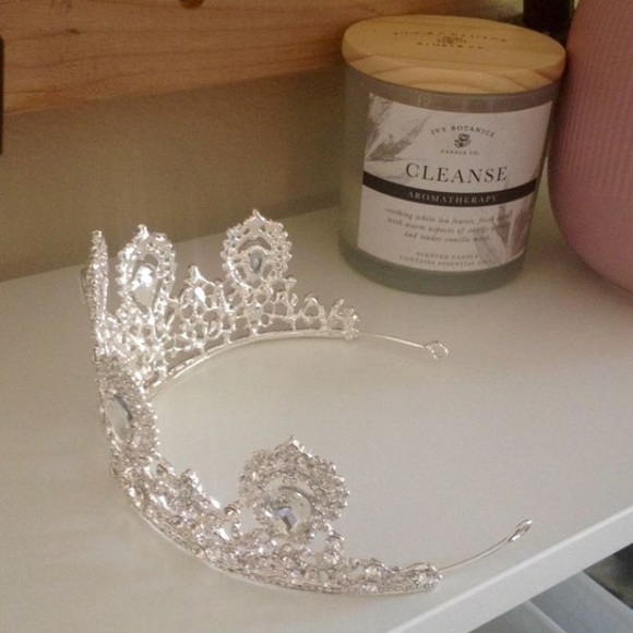 Luxury Swarovski Crown Tiara - Picture 3 of 8